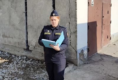 Приставы обязали жительницу Сочи снести два лишних этажа дома