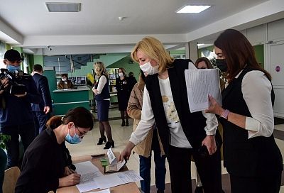 Вице-губернатор Кубани Анна Минькова проверила организацию досрочного ЕГЭ в краснодарской гимназии № 82