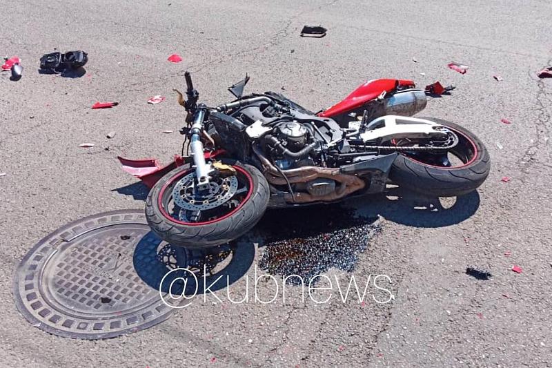 В Краснодаре мотоциклист без шлема пробил головой стекло иномарки