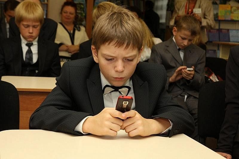 В Госдуме предложили заменить смартфоны в школах на «шкулфоны» 