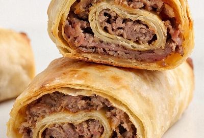 Мясной рулет в слоеном тесте в духовке: хрустящий снаружи, сочная начинка внутри