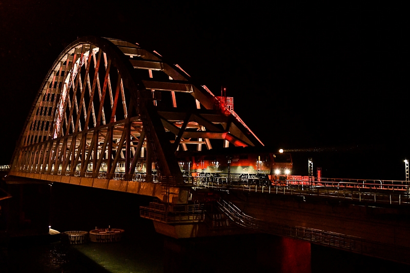 Первый пассажирский поезд в ночь на 25 декабря прошел по Крымскому мосту