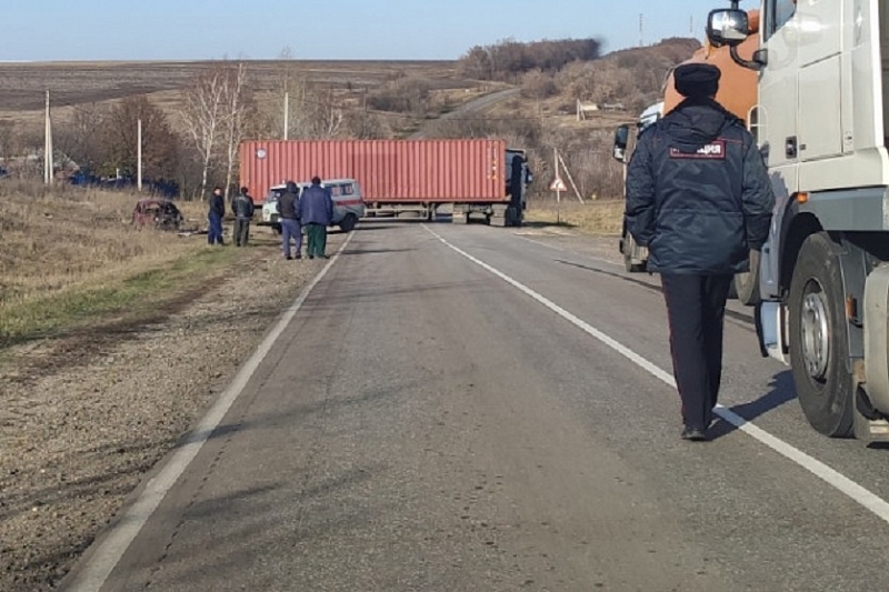 Житель Краснодарского края на фуре раздавил «восьмерку». Погиб водитель