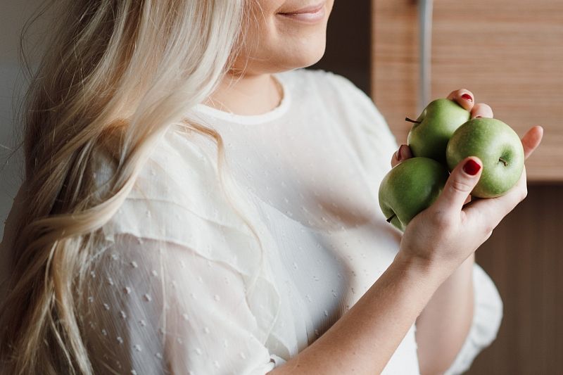 Как правильно использовать яблочный уксус для роста и красоты волос