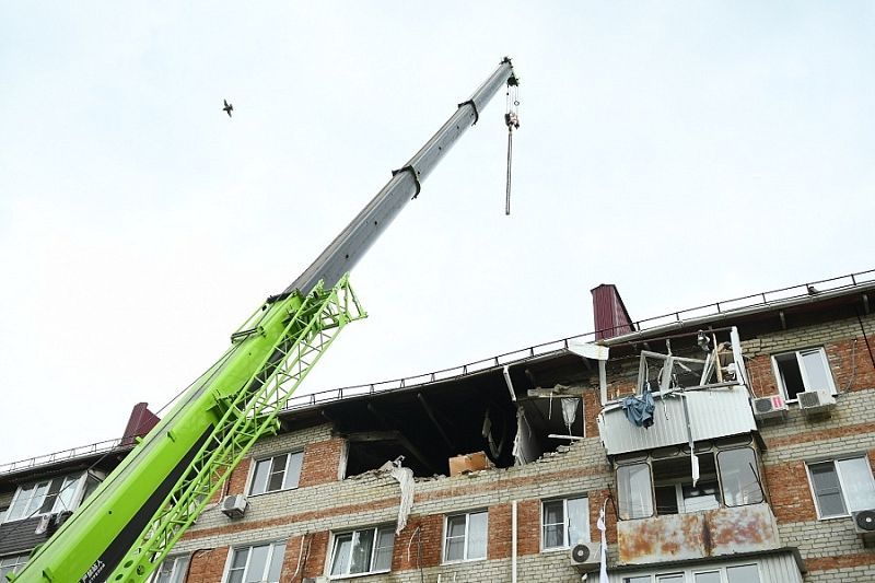 В поврежденной хлопком газа пятиэтажке в Краснодаре начали разбирать крышу