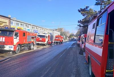 Пожарные полностью потушили огонь на улице Вишняковой 