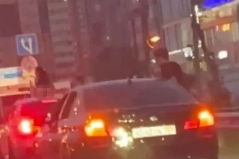 В Краснодаре полиция оштрафовала водителя иномарки, который провез на крыше обнаженную девушку
