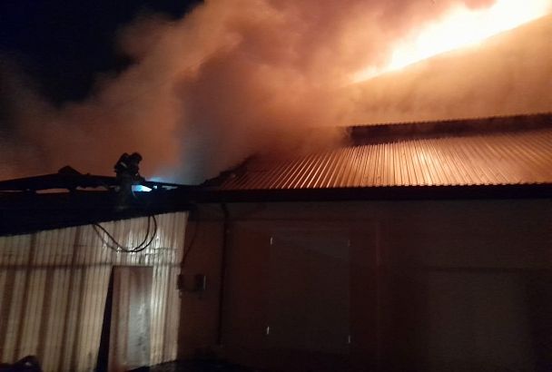 В Туапсе потушили крупный пожар на складе