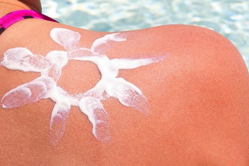 Защищать кожу от ультрафиолетовых лучей рекомендуется всем, даже людям, которые не склонны сильно обгорать на солнце