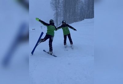 Вальс на лыжах и сноубордах станцевали спортсмены в горах Сочи