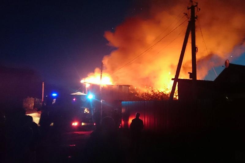 В Сочи из горящего частного дома эвакуировали трех человек