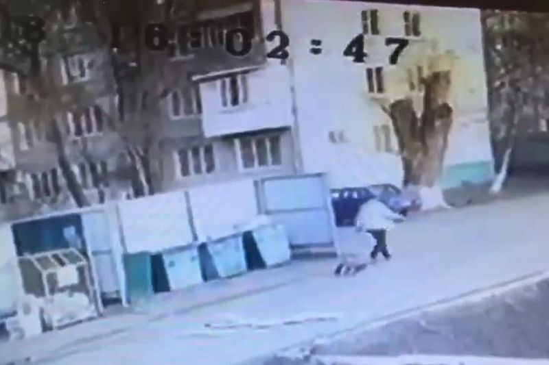 На Кубани мужчина разбил голову проходившей мимо 85-летней женщине и попал на видео