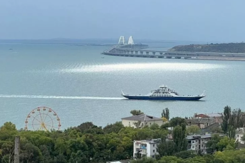 Более 35 тыс. пассажиров и 22 тыс. автомобилей переправили паромы через Керченский пролив