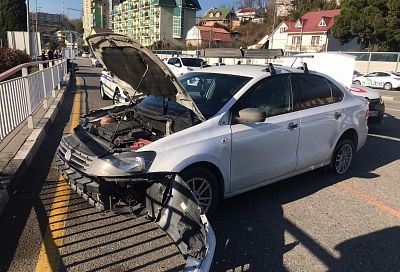 Водитель на иномарке врезался в ограждение. Пострадали женщина и ребенок