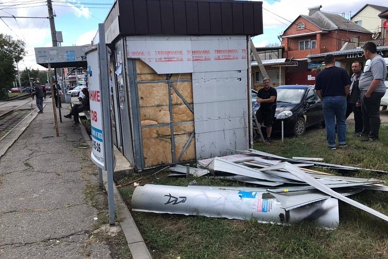 Незаконный остановочный комплекс у трамвайных рельсов снесли в Краснодаре