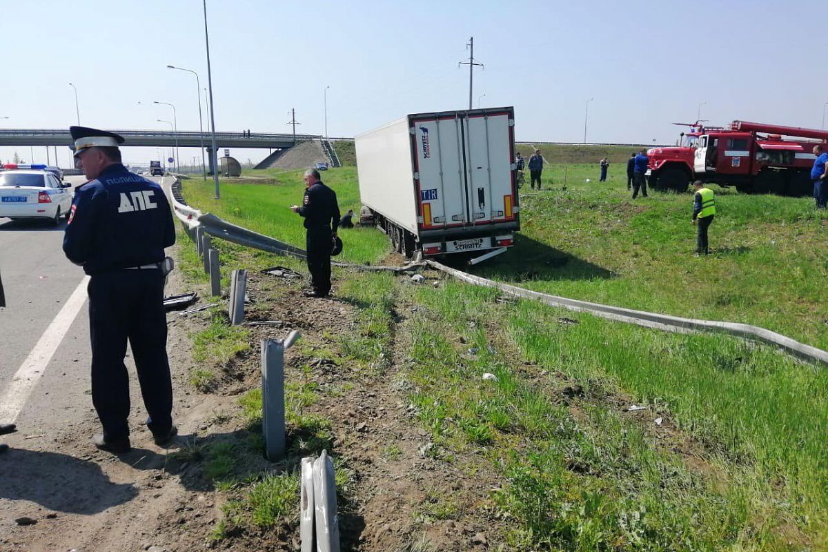 Два полицейских погибли в жестком ДТП в Краснодарском крае