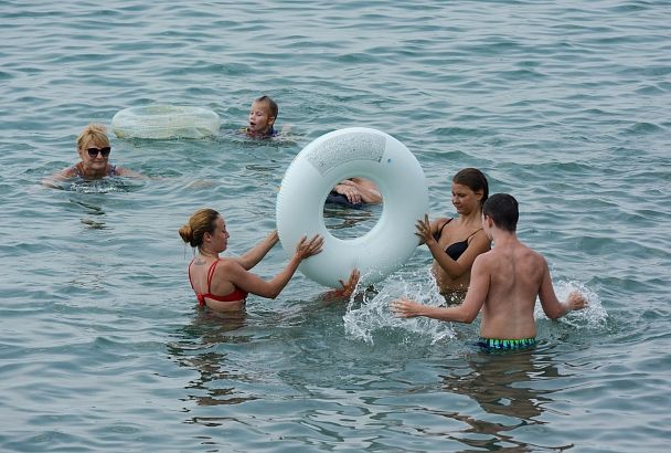 В ритме солнца и моря: как отдыхается туристам на сочинских пляжах 