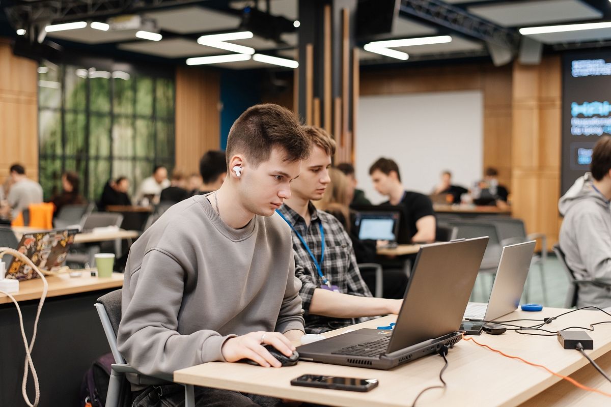 Фонд развития инноваций провел уже 31 хакатон по разработке прогрессивных решений для бизнеса и отраслей экономики. Разработки привлекли 450 миллионов рублей инвестиций.