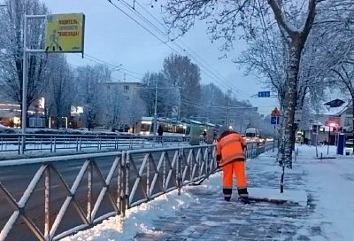 Тротуары и дороги Краснодара очищают от снега и обрабатывают от гололеда 58 спецмашин