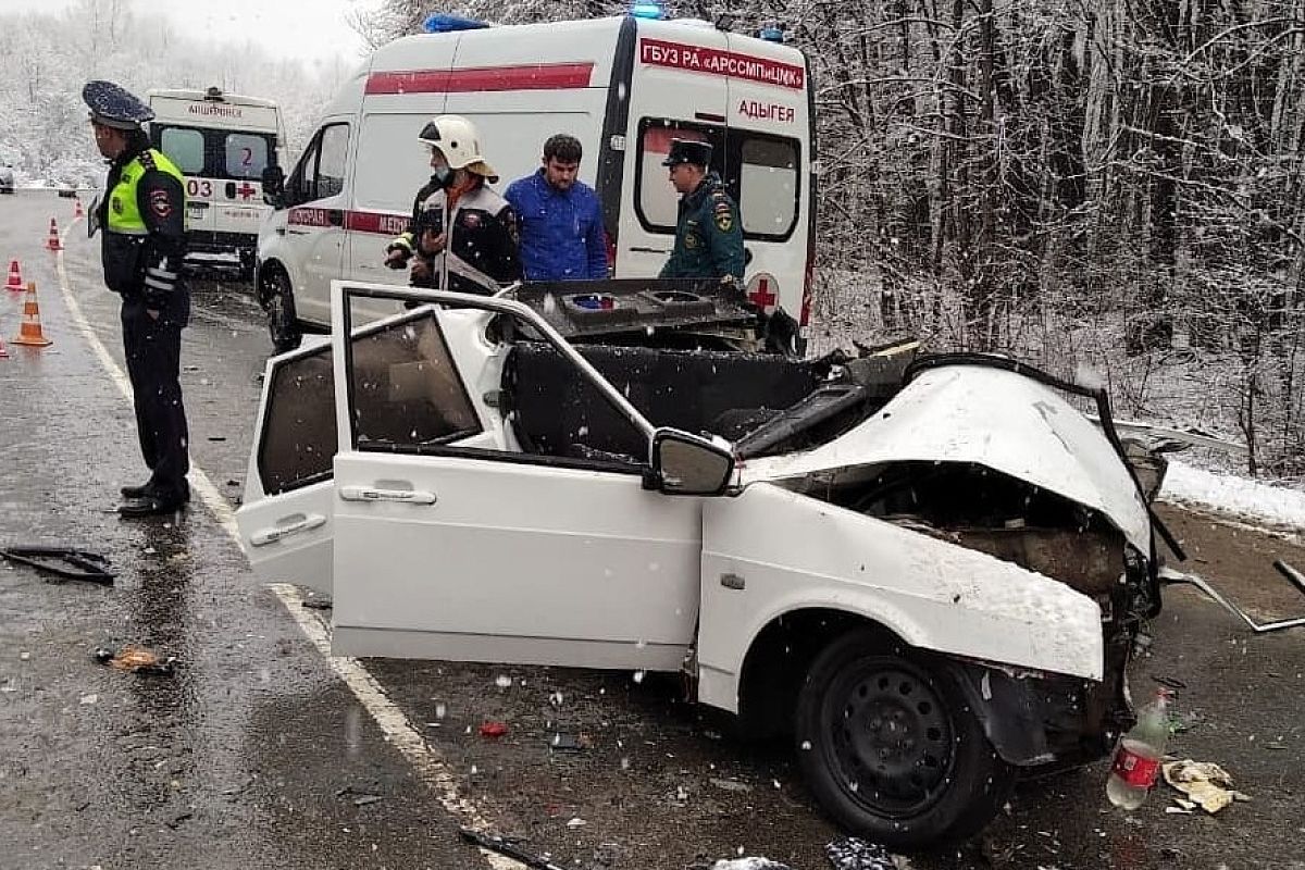 В жестком ДТП с двумя легковушками пострадали три человека