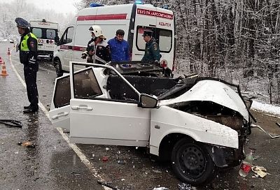 В жестком ДТП с двумя легковушками пострадали три человека