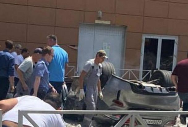 Подобное не должно повториться: губернатор Вениамин Кондратьев поручил обеспечить дополнительные меры безопасности после падения иномарки с парковки ТРЦ в Краснодаре