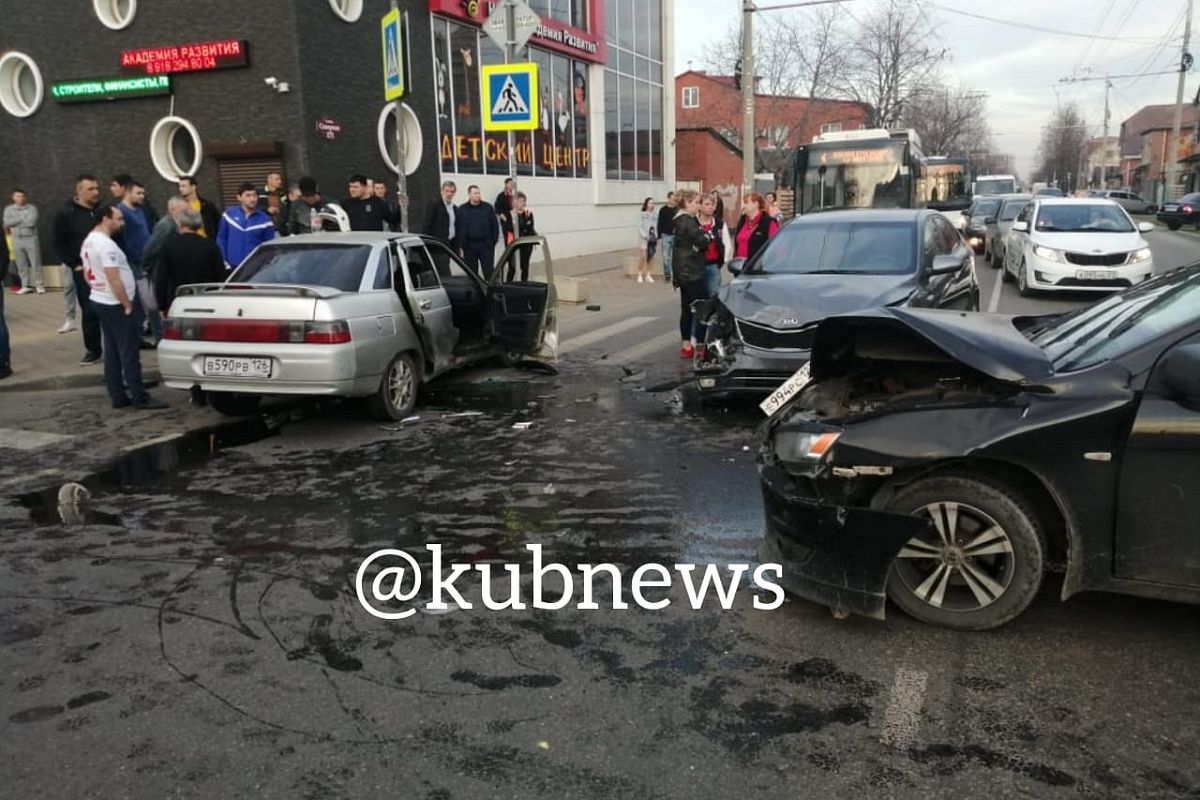 В Краснодаре столкнулись три автомобиля. Две женщины пострадали