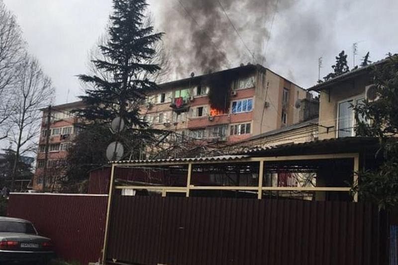 В Сочи потушили крупный пожар в общежитии