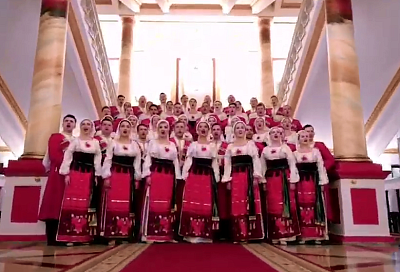 Слаженный хор: Кубань вместе со всей страной начала день голосования с гимна России