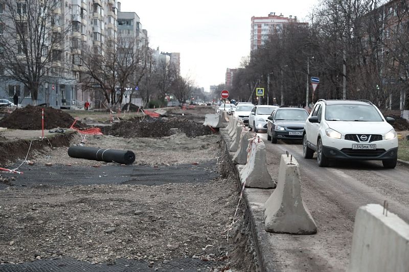 В Краснодаре до конца марта уложат асфальт на одной из полос улицы Зиповской