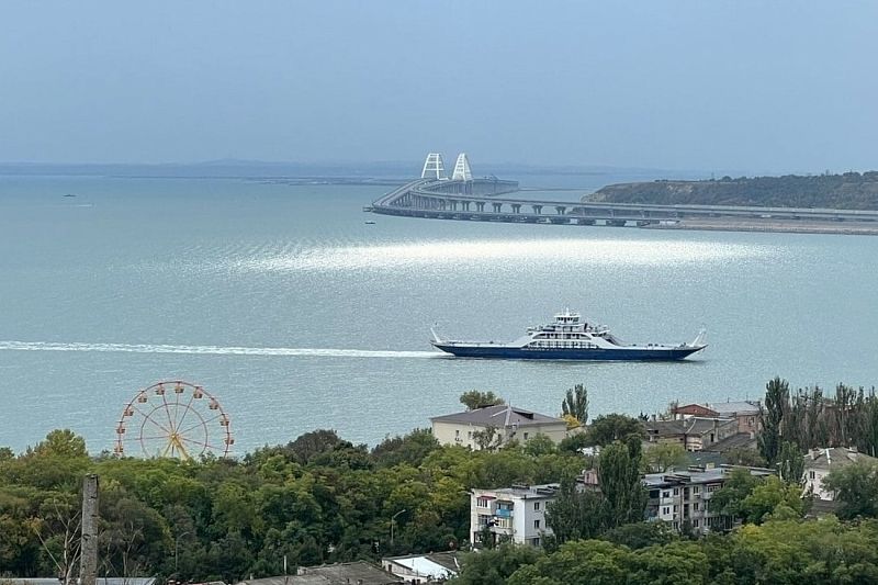 Более 23,5 тыс. пассажиров и 12,7 тыс. автомобилей перевезли паромы через Керченский пролив