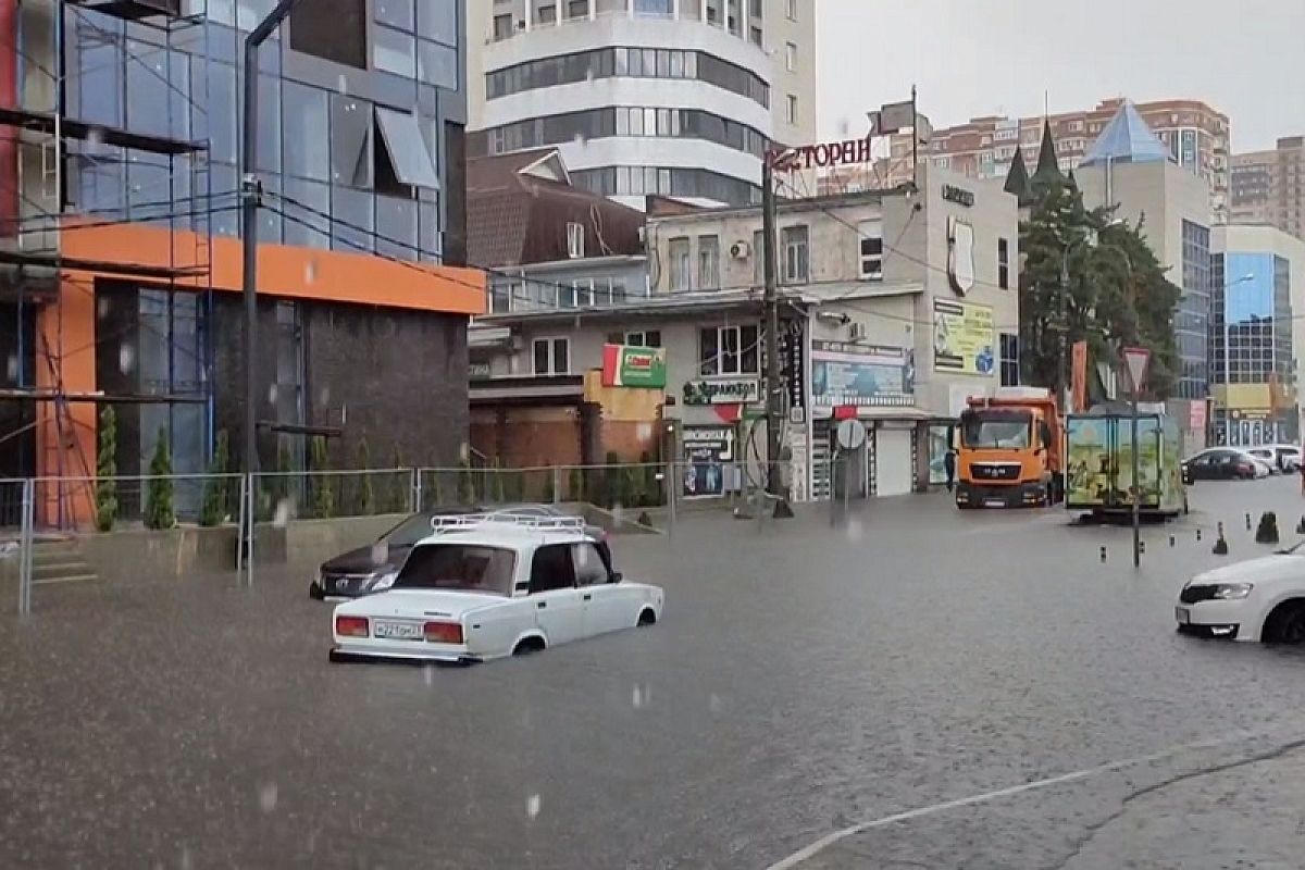 В Краснодаре из-за прошедшего в пятницу ливня подтопило десятки дворов и домов