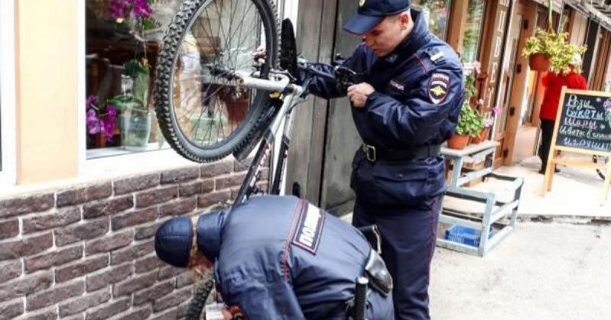 Можно ли сдать велосипед. Ломбард велосипед. Девушка полицейский. Милиция и полиция.