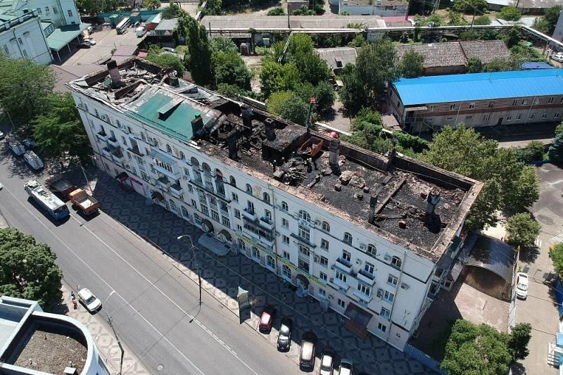 В Краснодаре разбирают поврежденную после крупного пожара кровлю многоэтажного дома по ул. Мира