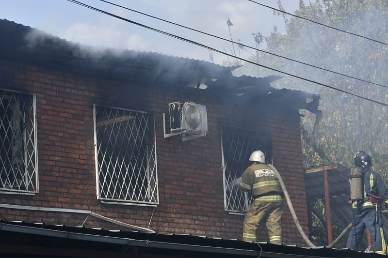 В Краснодаре загорелась кровля офисного здания на площади 300 «квадратов»