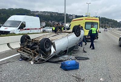 Пьяный водитель на ВАЗе опрокинулся на крышу в Сочи. Есть пострадавшие