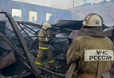 В Армавире сгорел крупный склад