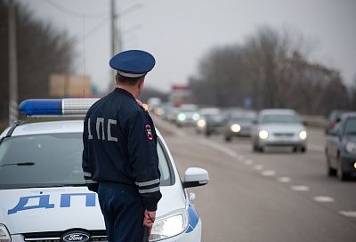 Сотрудники ГИБДД нашли водителя ВАЗа, устроившего дрифт на дороге