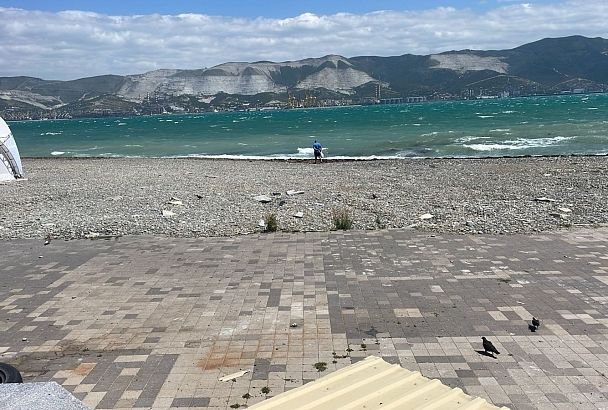 В Новороссийске расчищают пляжные зоны после шторма
