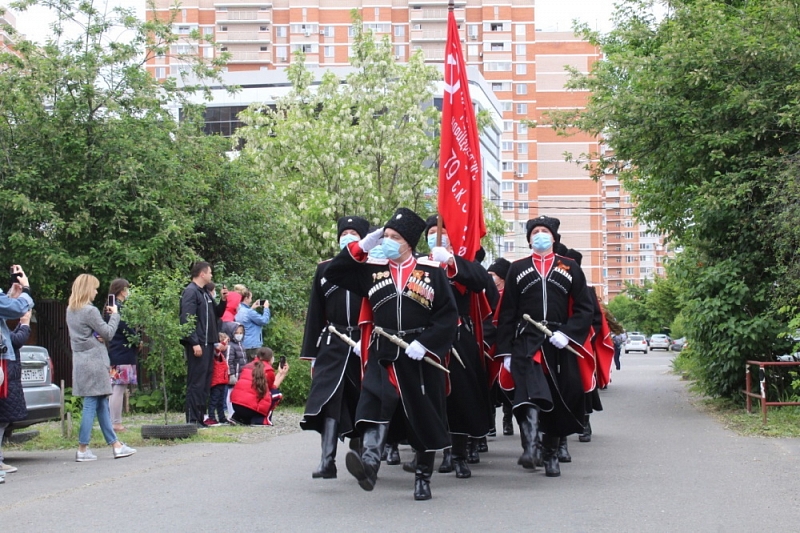 Концерты и парады: в День Победы ветеранов Краснодара поздравляют у их домов  