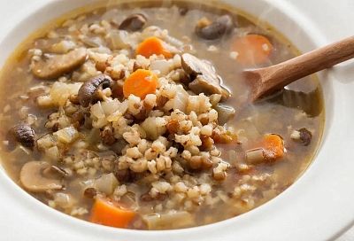 Грибной суп с гречкой варим за полчаса — сытный и полезный обед на скорую руку