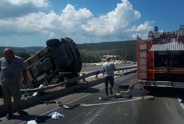 Один человек погиб и больше 20 пострадали в массовом ДТП с грузовиками в Севастополе