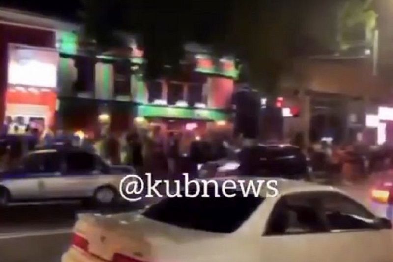 Толкнувший сотрудника ДПС после массовой вечеринки возле паба в Краснодаре мужчина отделался условным сроком 