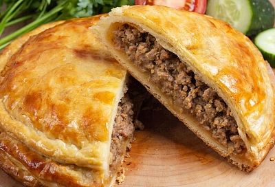 Слоеный пирог с мясной начинкой: хрустящее слоеное тесто в сочетании с нежной и ароматной начинкой 