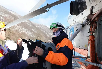 Туристов из Москвы эвакуировали вертолетом с горы Большой Тхач