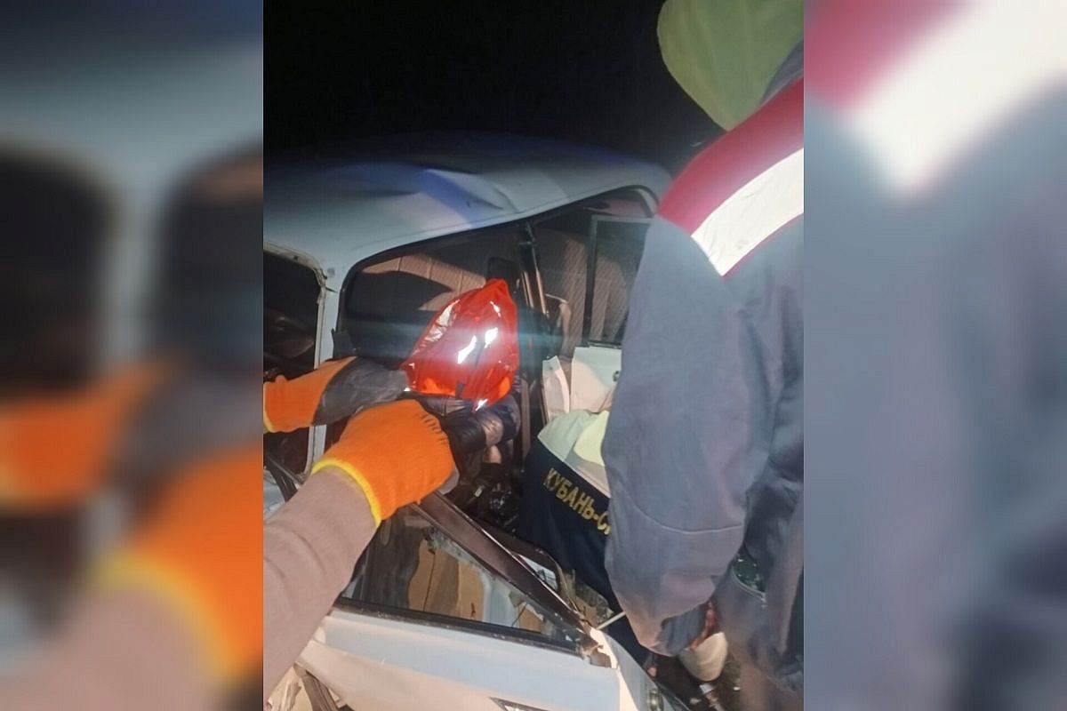 Спасатели вытащили трех пострадавших из искореженных в ДТП автомобилей на Кубани