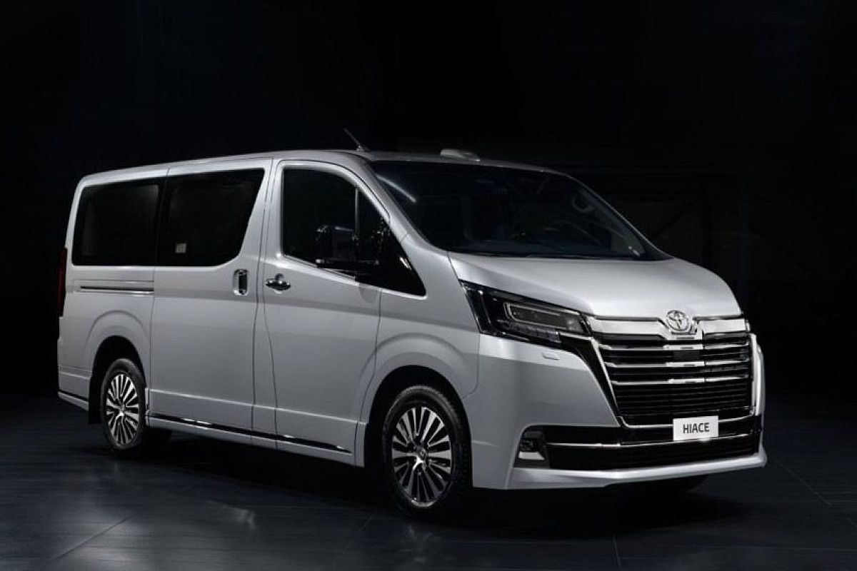 Россиянам предложили новый VIP-минивэн Toyota Hiace