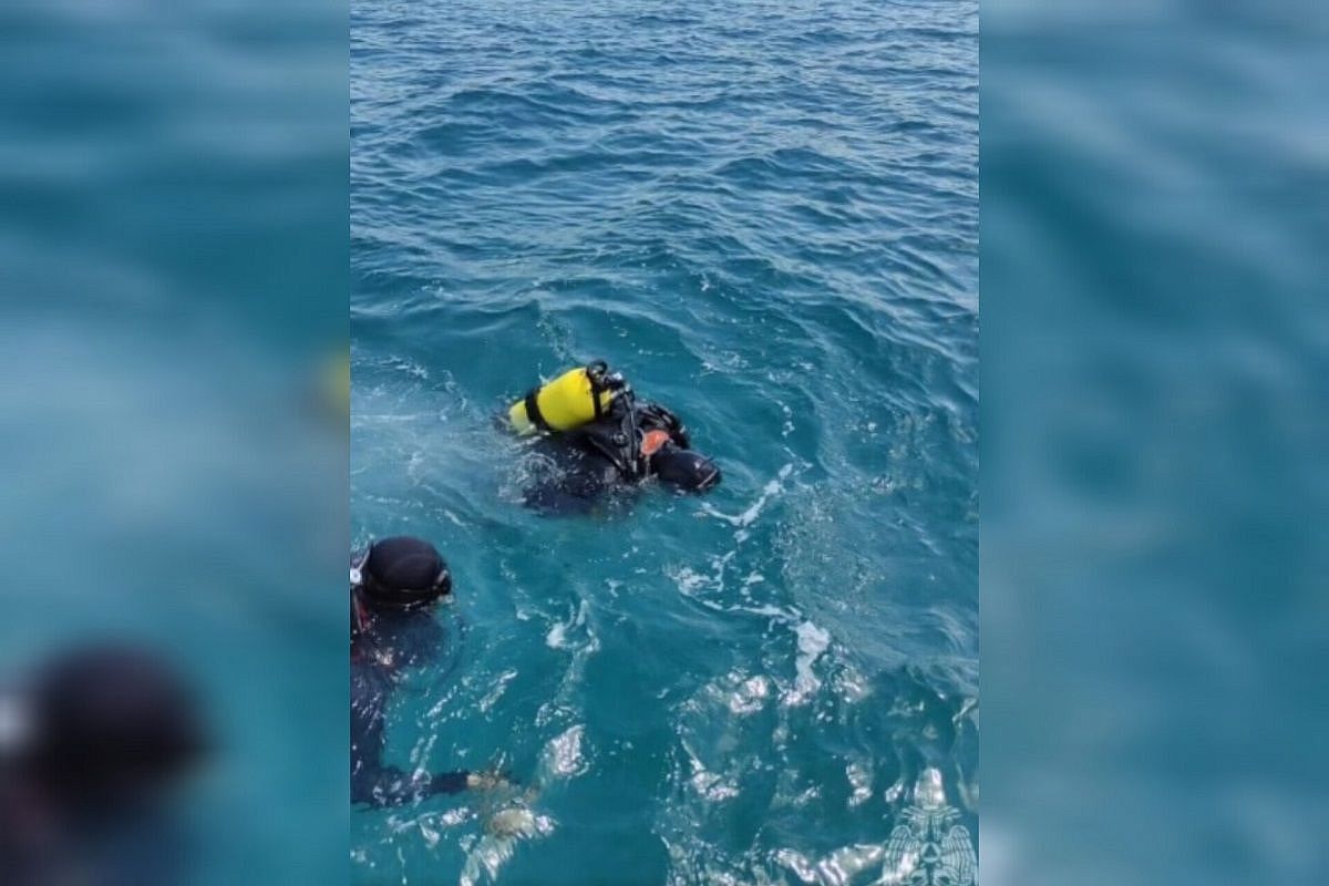 Водолазы МЧС ищут в море пассажирку с затонувшей яхты в Геленджике