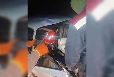 Спасатели вытащили трех пострадавших из искореженных в ДТП автомобилей на Кубани