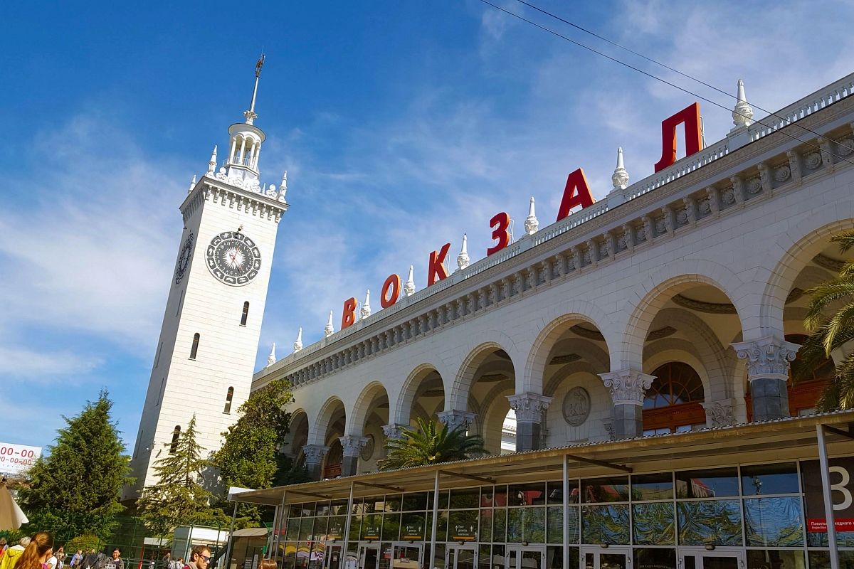 На привокзальной площади в центре Сочи обустроят автомобильную парковку